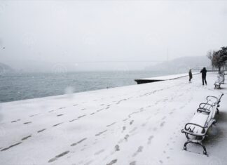 İstanbul’da kar yağışı devam ediyor; Boğaziçi’nde şehir hatları dahil ulaşım durdu!