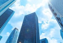 İntihar için gökdelenden atlayan kişi yayanın üzerine düşerek yaraladı.