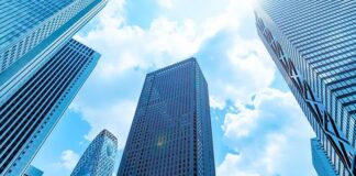 İntihar için gökdelenden atlayan kişi yayanın üzerine düşerek yaraladı.