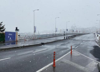 Unkapanı Köprüsü bağlantı noktasından ayrıldı;çift yönlü trafiğe kapatıldı.