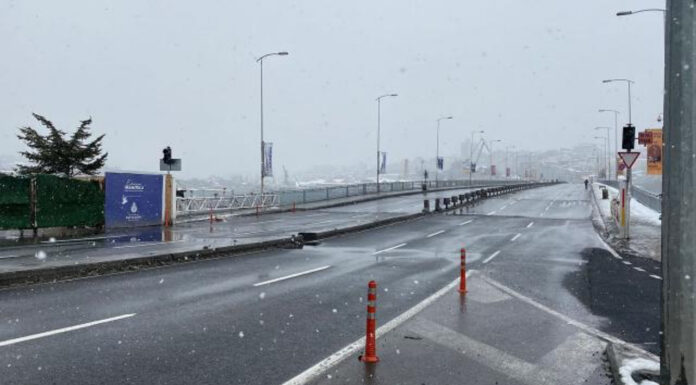 Unkapanı Köprüsü bağlantı noktasından ayrıldı;çift yönlü trafiğe kapatıldı.