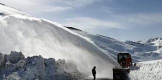 Kar kalınlığının 10 metreyi bulduğu Bahçesaray yolunda zorlu mücadele!
