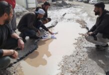 Bitlis Tatvan’da, bozuk yola dikkat çekmek için su birikintisinde kağıttan kayık yüzdürdüler!