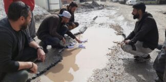 Bitlis Tatvan’da, bozuk yola dikkat çekmek için su birikintisinde kağıttan kayık yüzdürdüler!