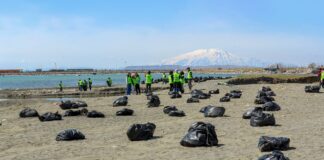 “Bu terazi o kadar sıkleti çekmez”… Van Gölü sahilinde 45 ton çöp toplandı!