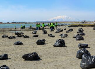 “Bu terazi o kadar sıkleti çekmez”… Van Gölü sahilinde 45 ton çöp toplandı!