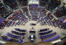 Almanya’da 60 yaş üstüne ‘ zorunlu aşı’ kabul görmedi.