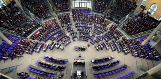 Almanya’da 60 yaş üstüne ‘ zorunlu aşı’ kabul görmedi.