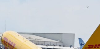 Kargo uçağı, iniş sırasında ‘karpuz gibi’ ikiye ayrıldı!