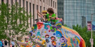 ABD’de Arabalar Birer Sanat Eserine Dönüştürüldü ve Bir Geçit Töreni’niyle Meraklılarını Şaşkına Uğrattı!