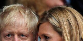 İngiltere Başbakanı Johnson, eşi Carrie ve Maliye Bakanı Rishi Sunak, koronavirüs kurallarını ihlalden para cezasına çarptırılacak.