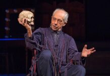 Tiyatro sanatçısı Genco Erkal’a, ‘cumhurbaşkanına hakaret’ten beraat.