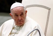 Papa, kendisini Rus yanlısı duruşla suçlayan gazetecilerin dışkı fetişi olduğunu söyledi