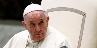 Papa, kendisini Rus yanlısı duruşla suçlayan gazetecilerin dışkı fetişi olduğunu söyledi