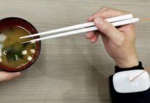 Japonlar bunu da çözdü: Tuz ihtiyacını ortadan kaldıran ‘elektronik yemek çubukları’ icat edildi!