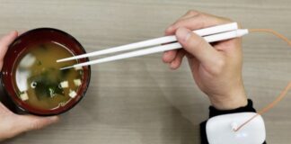 Japonlar bunu da çözdü: Tuz ihtiyacını ortadan kaldıran ‘elektronik yemek çubukları’ icat edildi!