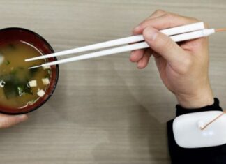 Japonlar bunu da çözdü: Tuz ihtiyacını ortadan kaldıran ‘elektronik yemek çubukları’ icat edildi!