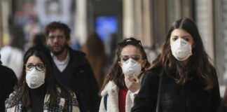 İtalya’da kapalı alanlarda maske mecburiyeti uzatıldı.