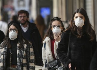 İtalya’da kapalı alanlarda maske mecburiyeti uzatıldı.