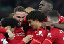 Liverpool, iki dakikada avantajı kaptı!