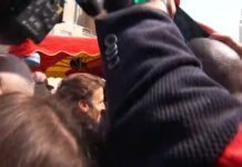 Paris’te domates yağmuru. Yeniden cumhurbaşkanı seçilen Macron domatesten yine nasibini aldı