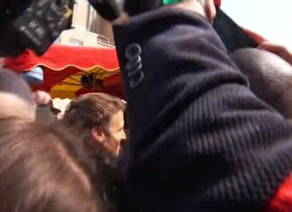Paris’te domates yağmuru. Yeniden cumhurbaşkanı seçilen Macron domatesten yine nasibini aldı