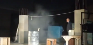 Sanat ara vermedi; Moda Sahnesi’nde ‘ışıldak ve fener’ eşliğinde oyun!