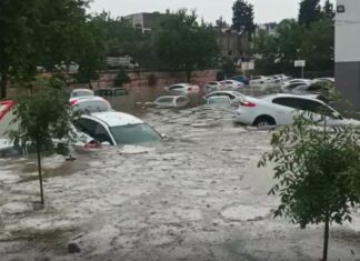 Adıyaman’da araçlar selde ‘boğuldu’!