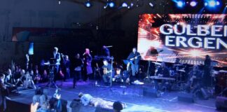 Gülben Ergen sahnede elbisesine basarak düşünce bayıldı; Ergen, hastanede tedavi altına alındı.