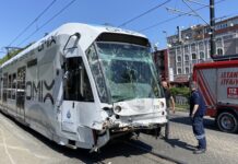 Fatih’te tramvay ile İETT otobüsü çarpıştı: 6 yaralı