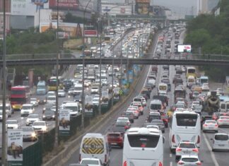 İstanbul’da yağmurla birlikte trafikte yoğunluk yüzde 85’e ulaştı