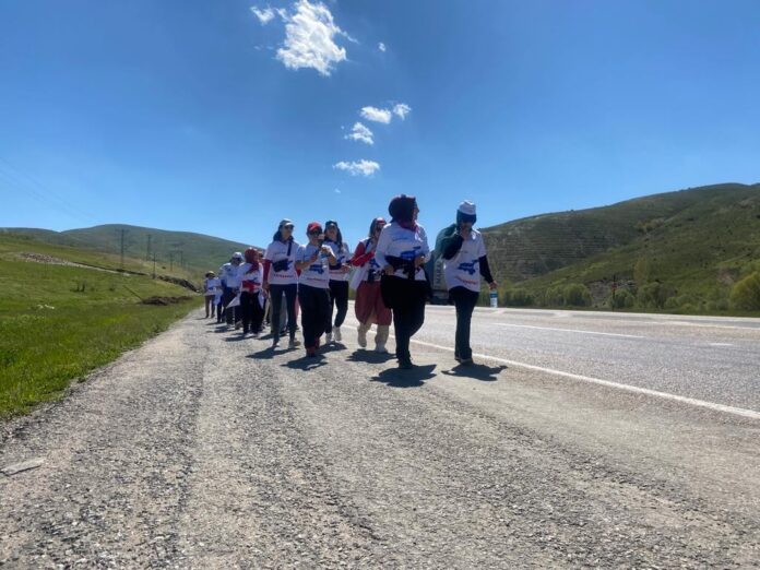 KADINLAR VAN GÖLÜ İÇİN YÜRÜYOR