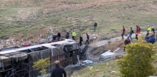 Üniversite öğrencilerini taşıyan otobüs devrildi: 3 ölü, 41 yaralı