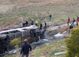 Üniversite öğrencilerini taşıyan otobüs devrildi: 3 ölü, 41 yaralı