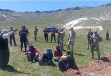 Köylüler; ‘Bizim toprağımızda ne işiniz var?’ deyip taş ve sopalarla sondaj çalışmasını engelledi