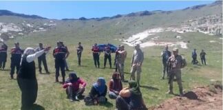 Köylüler; ‘Bizim toprağımızda ne işiniz var?’ deyip taş ve sopalarla sondaj çalışmasını engelledi