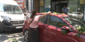 Otomobilin üzerine devrilen ağaçtan kuşlar misali dut’landılar!