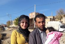 ‘Cinayet’ lafı az kalır:Akrabası olan kadının başına kürekle vurarak öldürdü, gözlerini oydu;hastanede kocasını teselli etti!