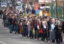 TÜİK: Martta dar tanımlı işsiz sayısı bir önceki aya göre 153 bin kişi artarak 3 milyon 894 bin kişi oldu.