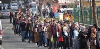 TÜİK: Martta dar tanımlı işsiz sayısı bir önceki aya göre 153 bin kişi artarak 3 milyon 894 bin kişi oldu.