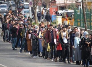 TÜİK: Martta dar tanımlı işsiz sayısı bir önceki aya göre 153 bin kişi artarak 3 milyon 894 bin kişi oldu.