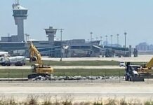 Atatürk Havalimanı’nda iş makinesi, beton mikseri ve kamyonlar eşliğinde yıkım başladı.