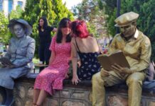 Tunceli’de ‘canlı’ heykellerle kitap okumanın önemi anlatıldı.