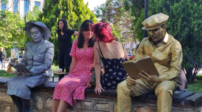 Tunceli’de ‘canlı’ heykellerle kitap okumanın önemi anlatıldı.