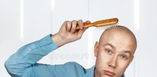 “Kel” demek, bir kadının göğüslerine yorum yapmakla karşılaştırıldı ve cinsel taciz sayıldı!