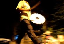 Sen misin bahşiş vermeyen; Ramazan davulcuları, bahşiş almadıkları 18 apartmanın kapısını çaldılar!