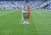 Biletsiz taraftarlar stadı ‘işgal edince UEFA Şampiyonlar Ligi maçı yarım saatten fazla geç başladı.