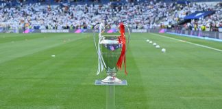 Biletsiz taraftarlar stadı ‘işgal edince UEFA Şampiyonlar Ligi maçı yarım saatten fazla geç başladı.