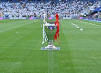 Biletsiz taraftarlar stadı ‘işgal edince UEFA Şampiyonlar Ligi maçı yarım saatten fazla geç başladı.