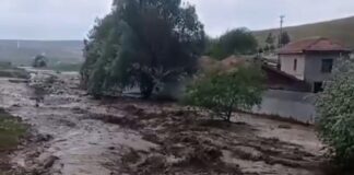 Sağanak yağış 4 ilde hayatı felç etti!